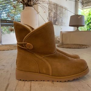 UGG boots never worn! Girls SZ 6Y